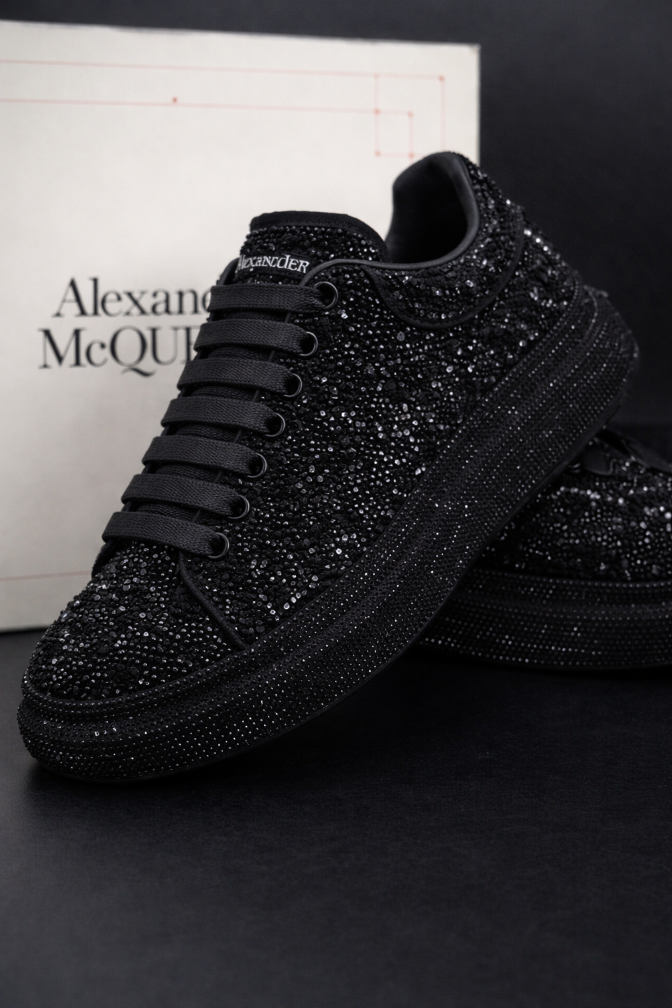 Alexander McQueen brillosos - Exclusividad y Elegancia