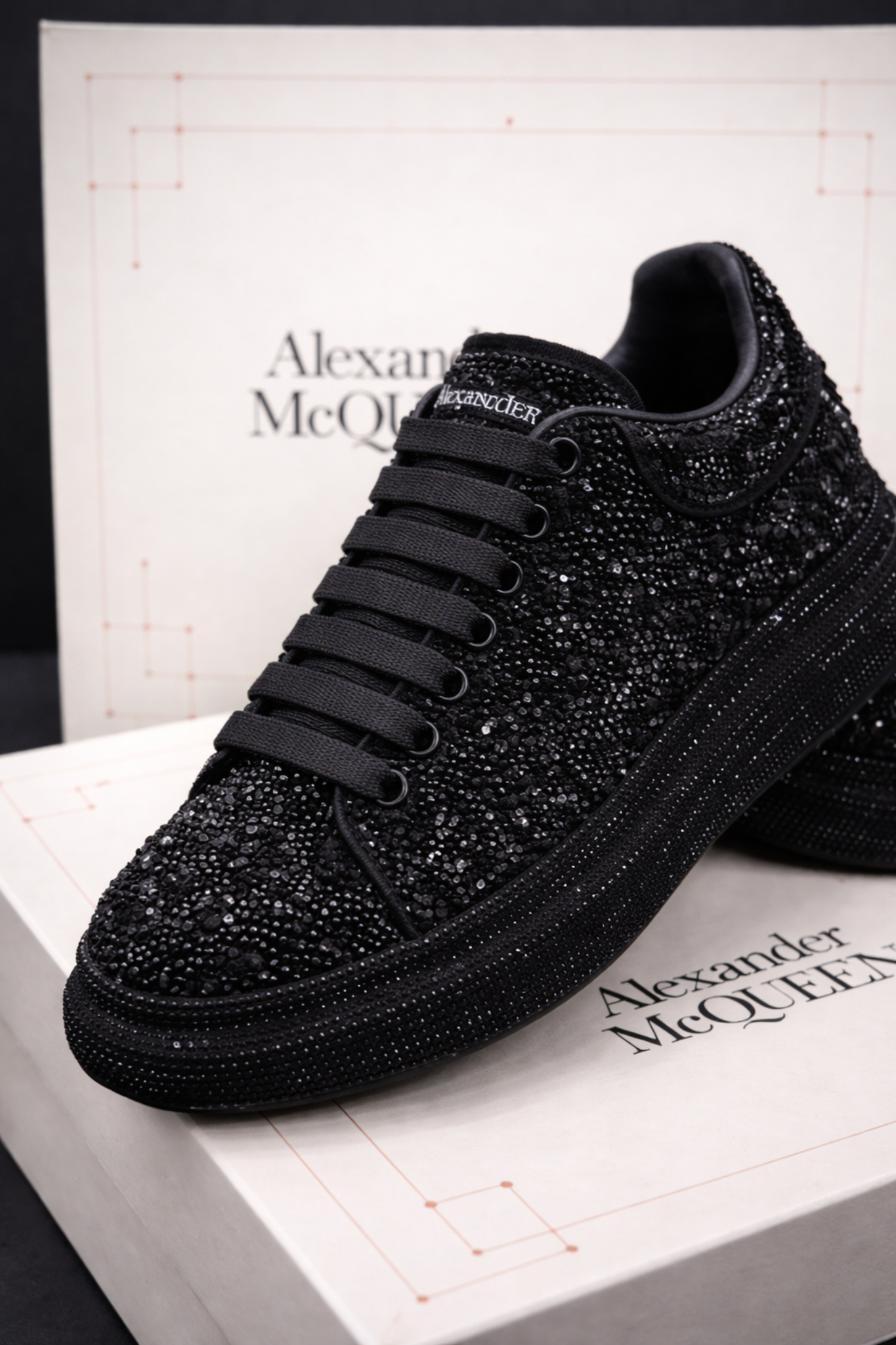 Alexander McQueen brillosos - Exclusividad y Elegancia