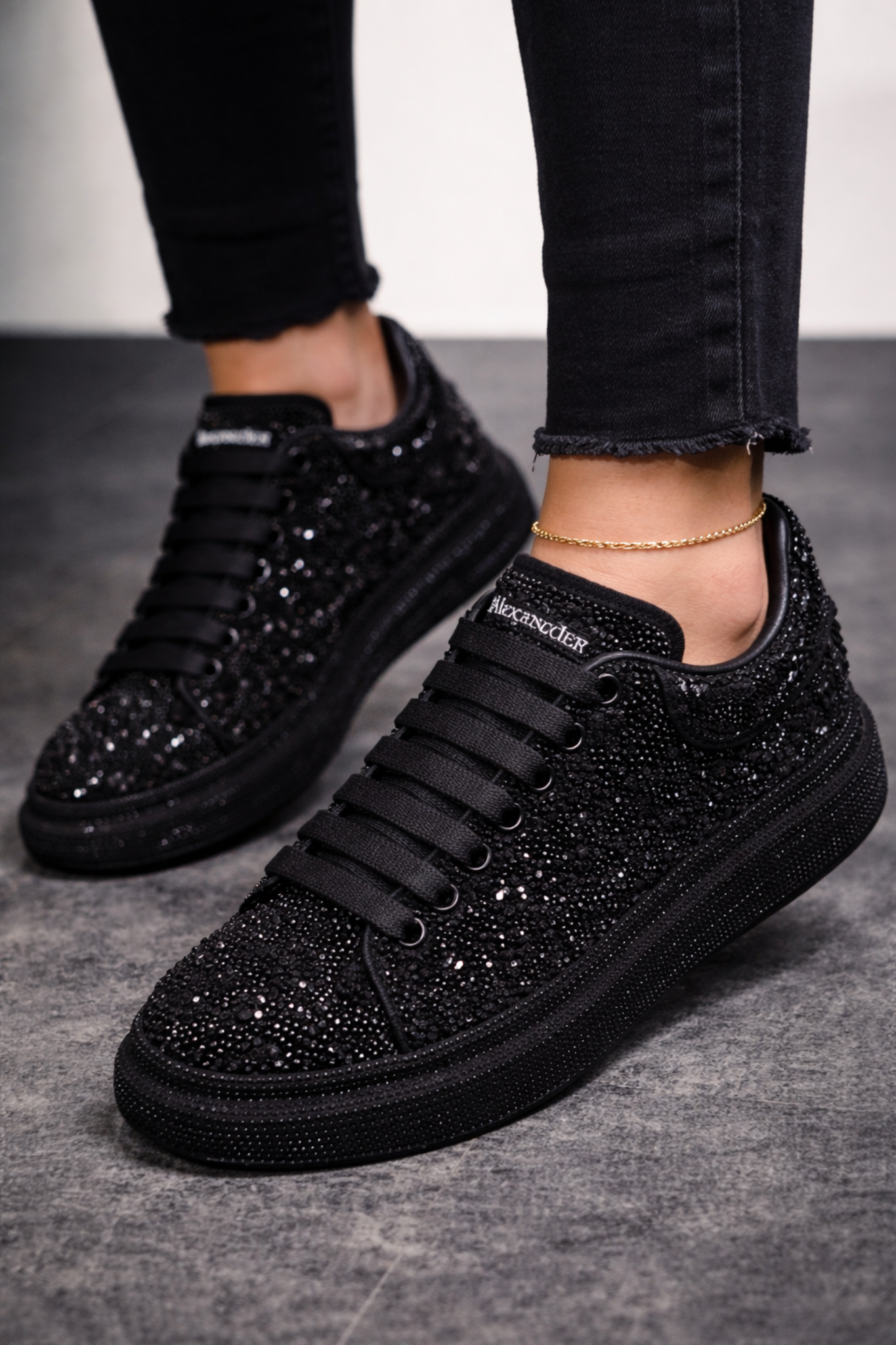 Alexander McQueen brillosos - Exclusividad y Elegancia